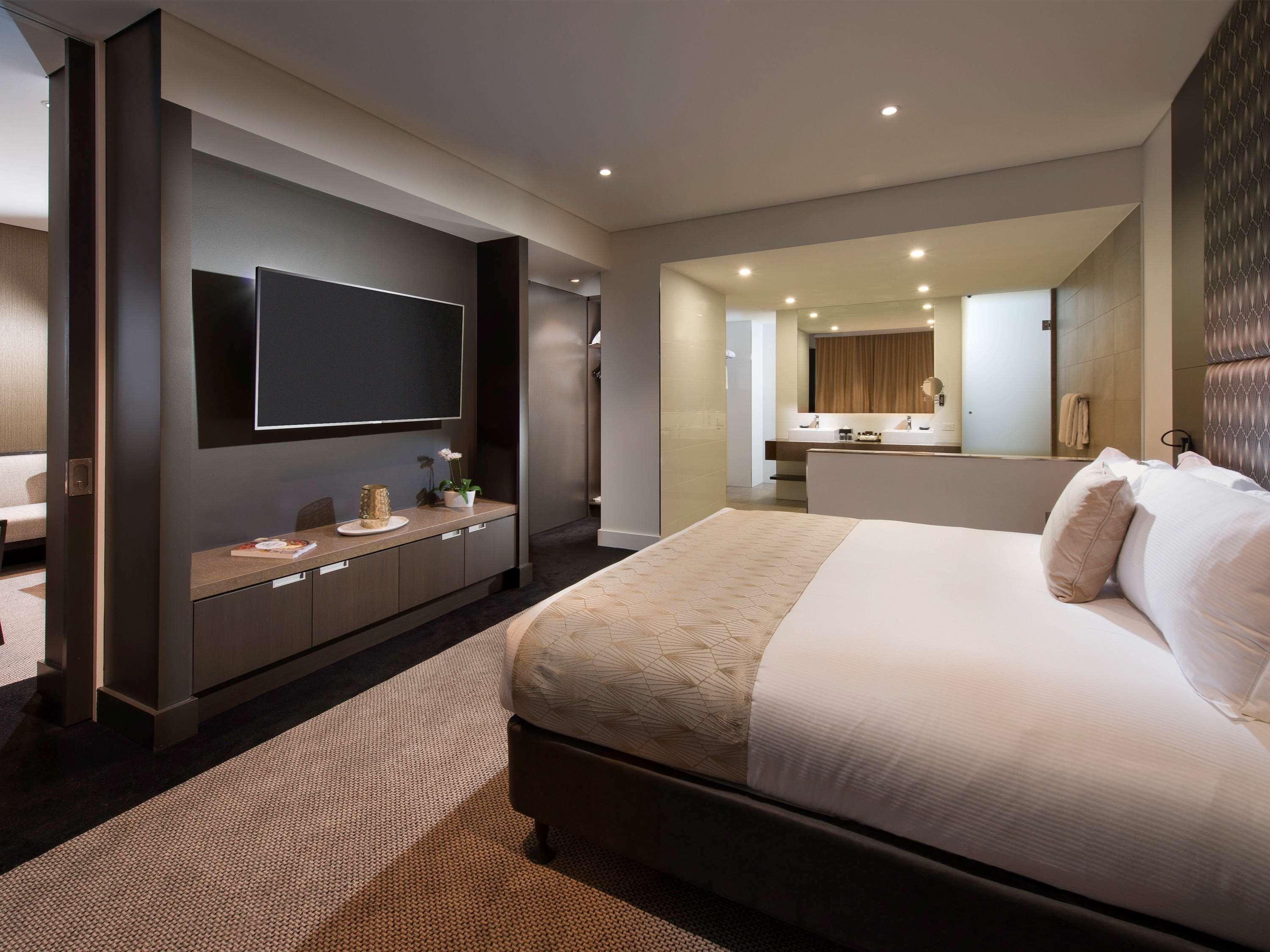 Pullman Brisbane Airport Hotel Bagian luar foto A bedroom at the hotel
