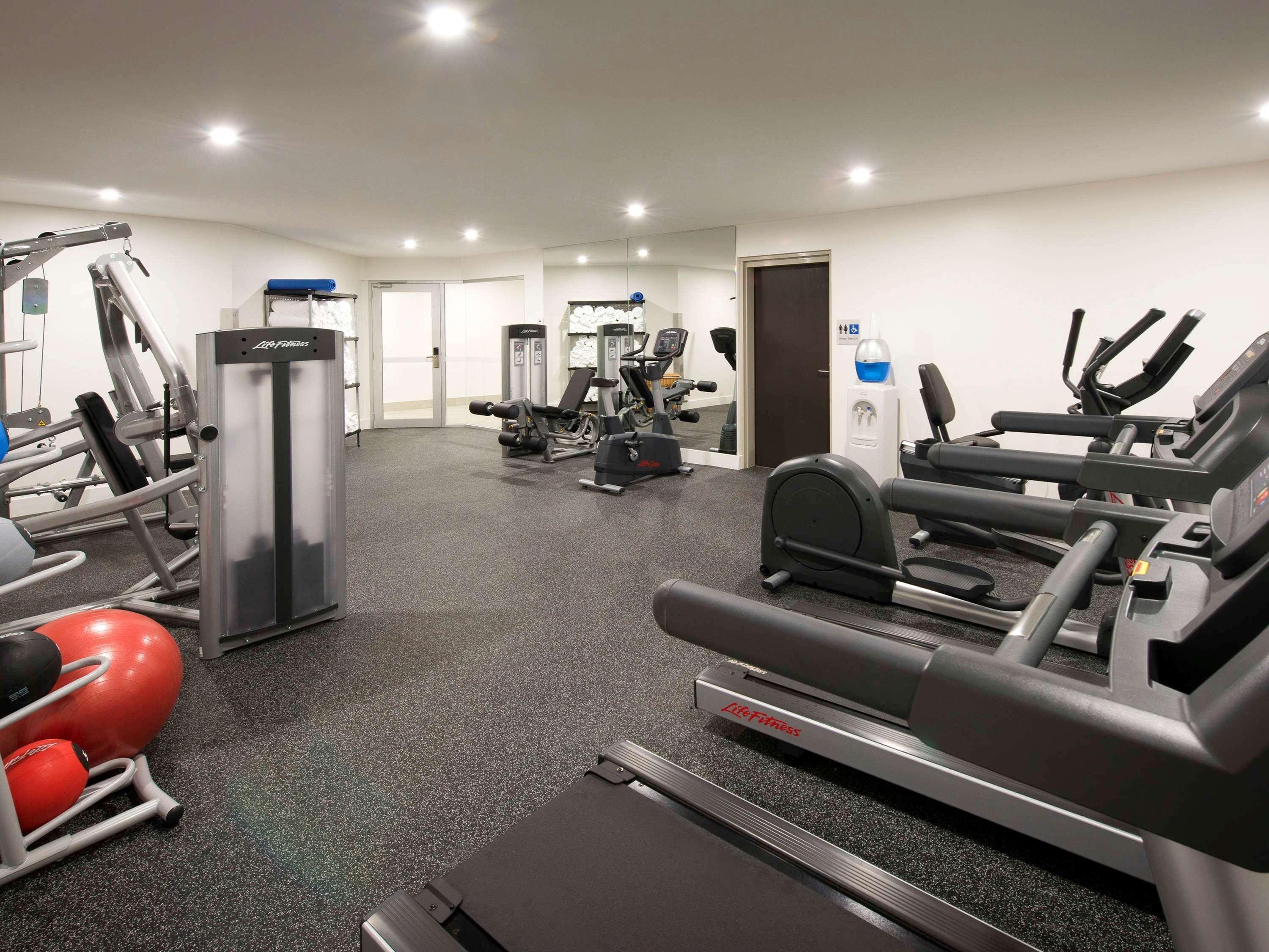 Pullman Brisbane Airport Hotel Bagian luar foto The gym at the hotel