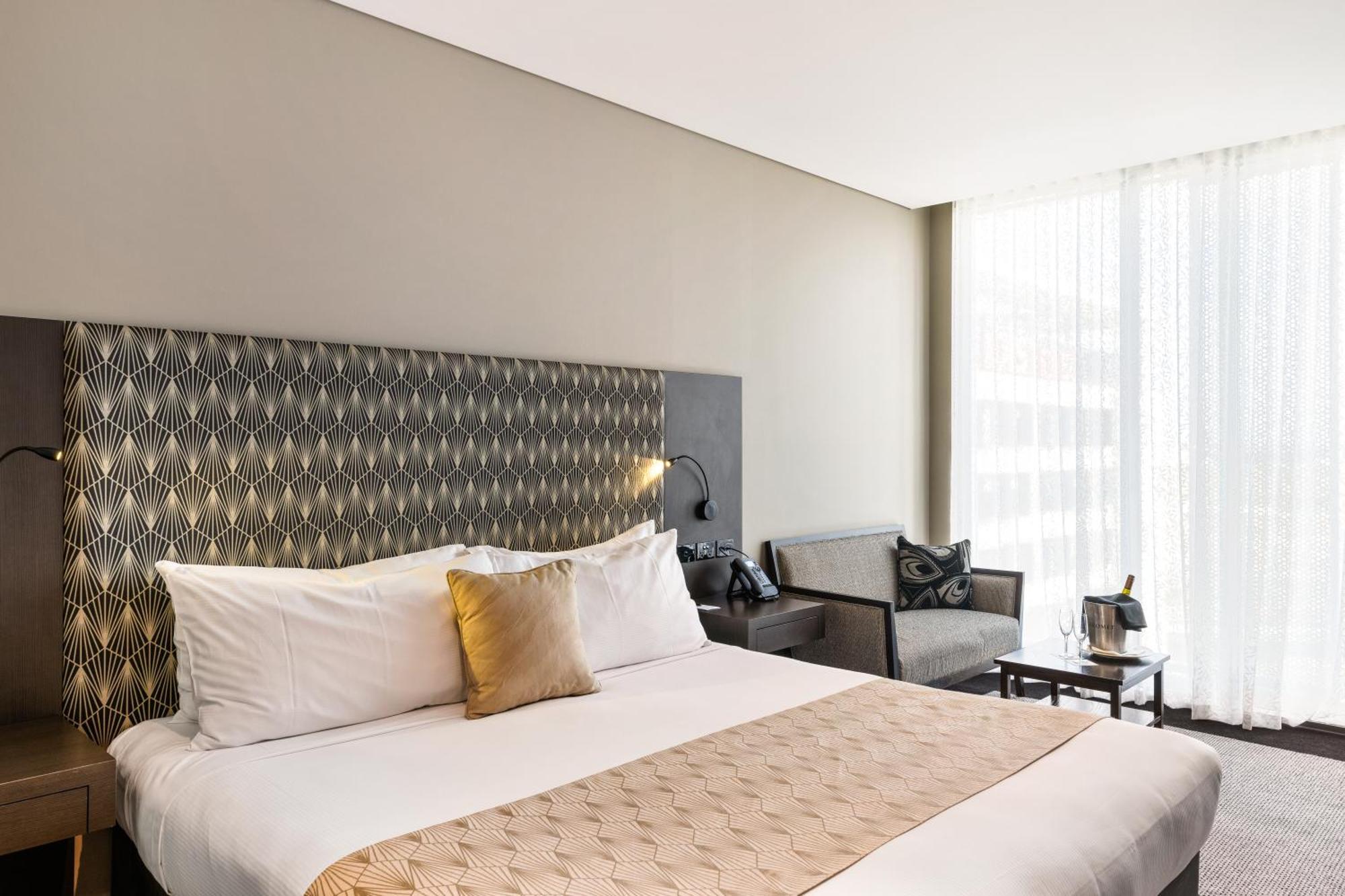 Pullman Brisbane Airport Hotel Bagian luar foto A bedroom at the hotel
