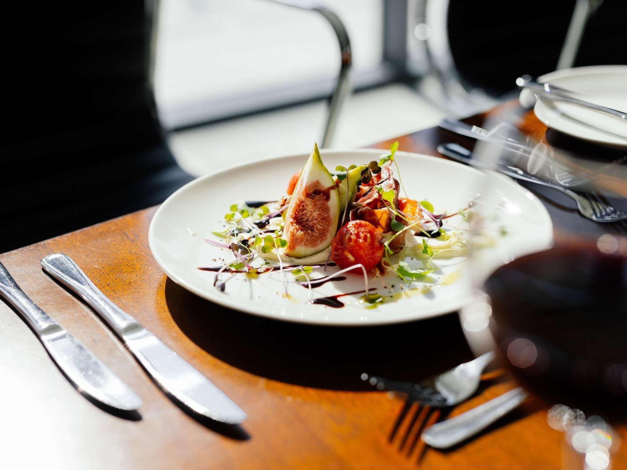Pullman Brisbane Airport Hotel Bagian luar foto A salad at the restaurant