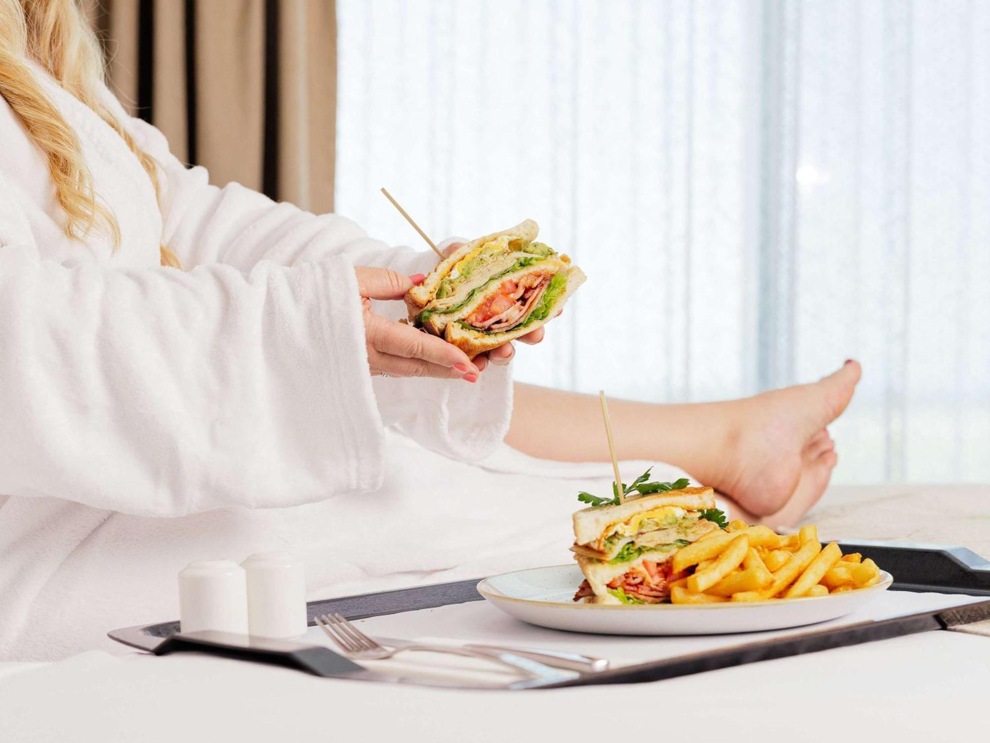 Pullman Brisbane Airport Hotel Bagian luar foto Room service