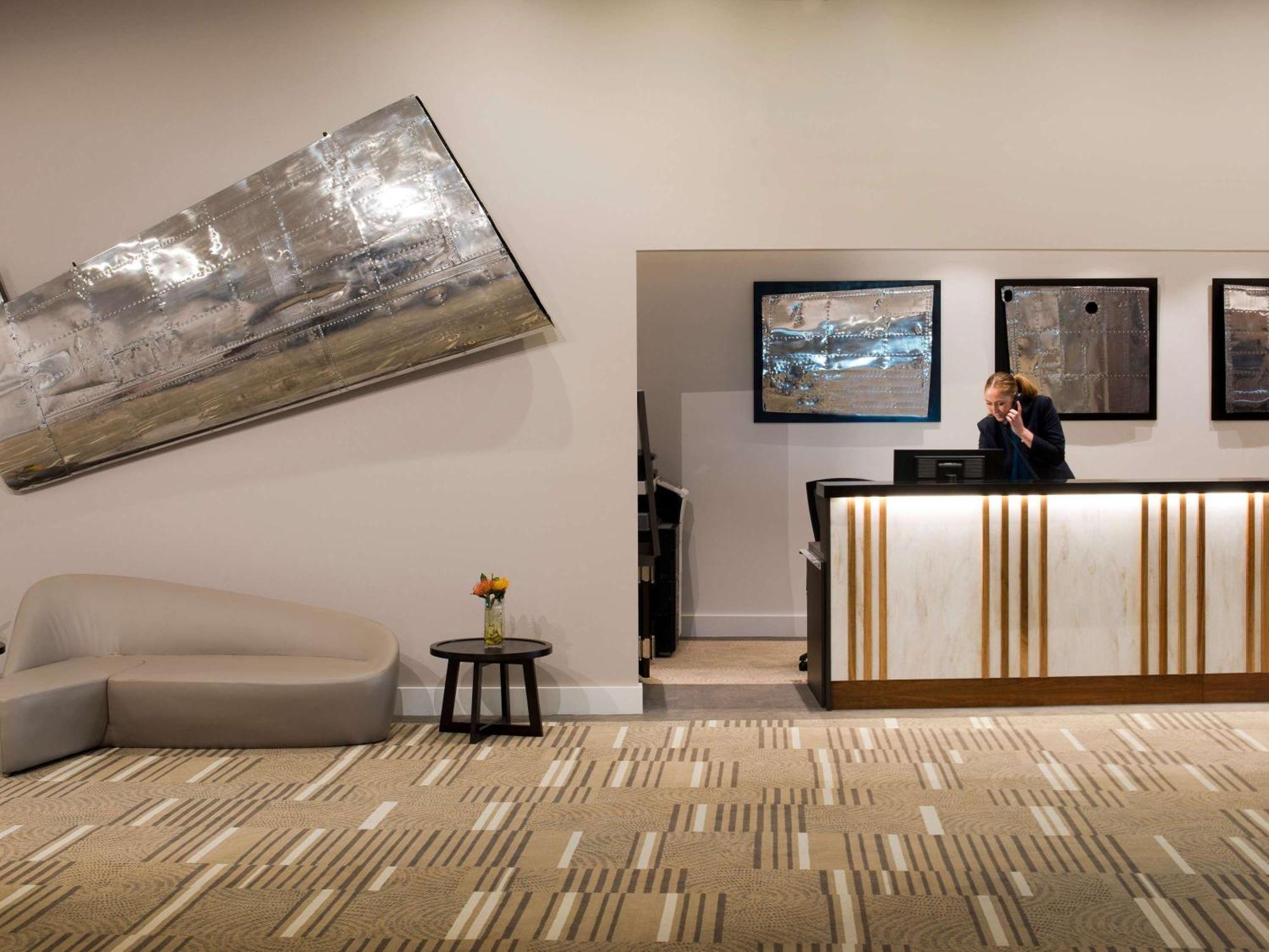 Pullman Brisbane Airport Hotel Bagian luar foto The reception area at the hotel
