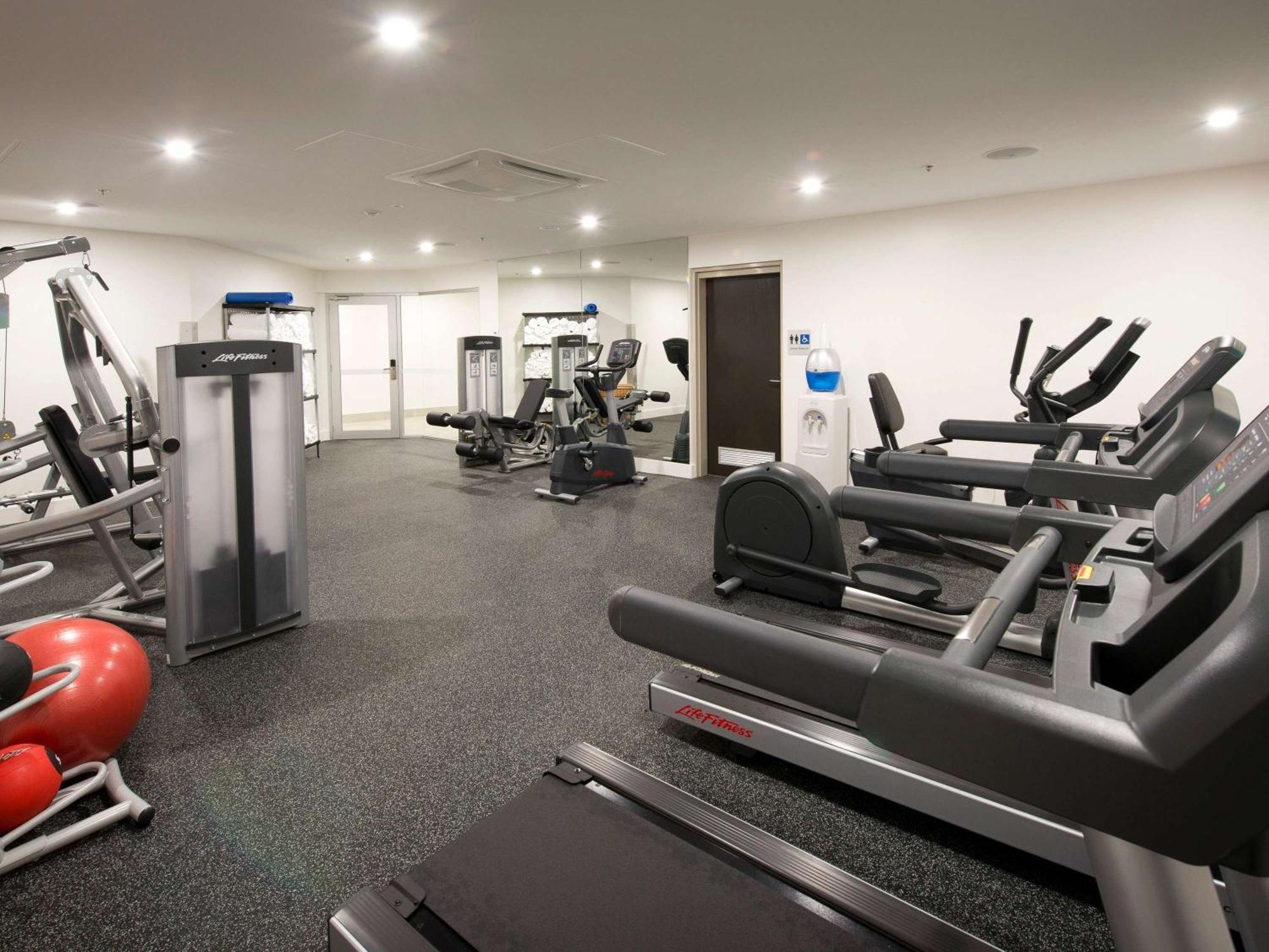 Pullman Brisbane Airport Hotel Bagian luar foto The gym at the hotel