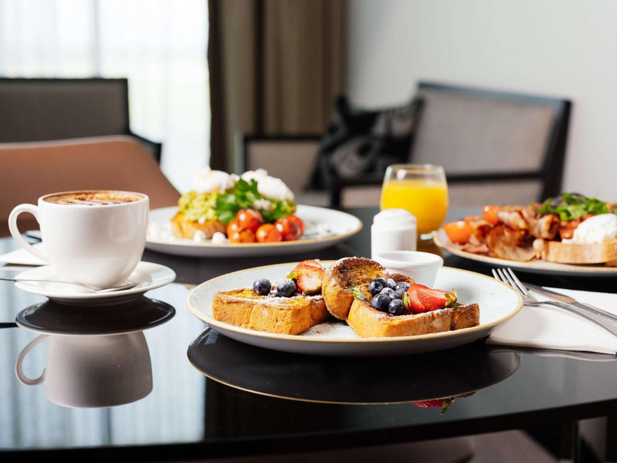 Pullman Brisbane Airport Hotel Bagian luar foto A breakfast table