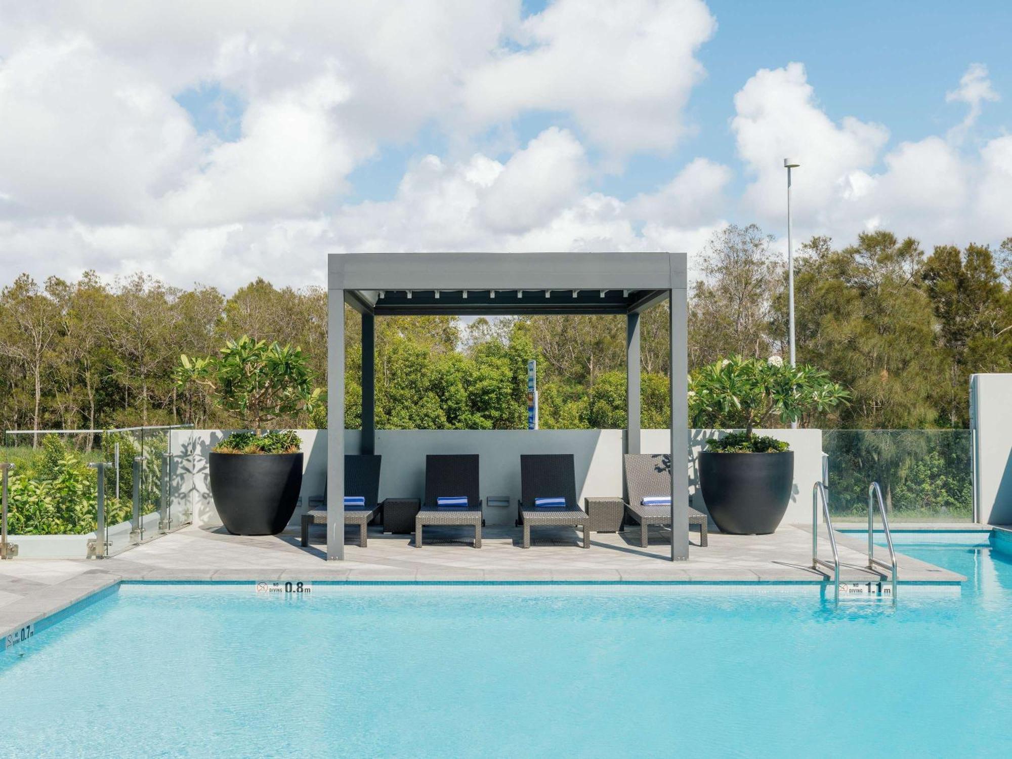 Pullman Brisbane Airport Hotel Bagian luar foto The pool at the hotel