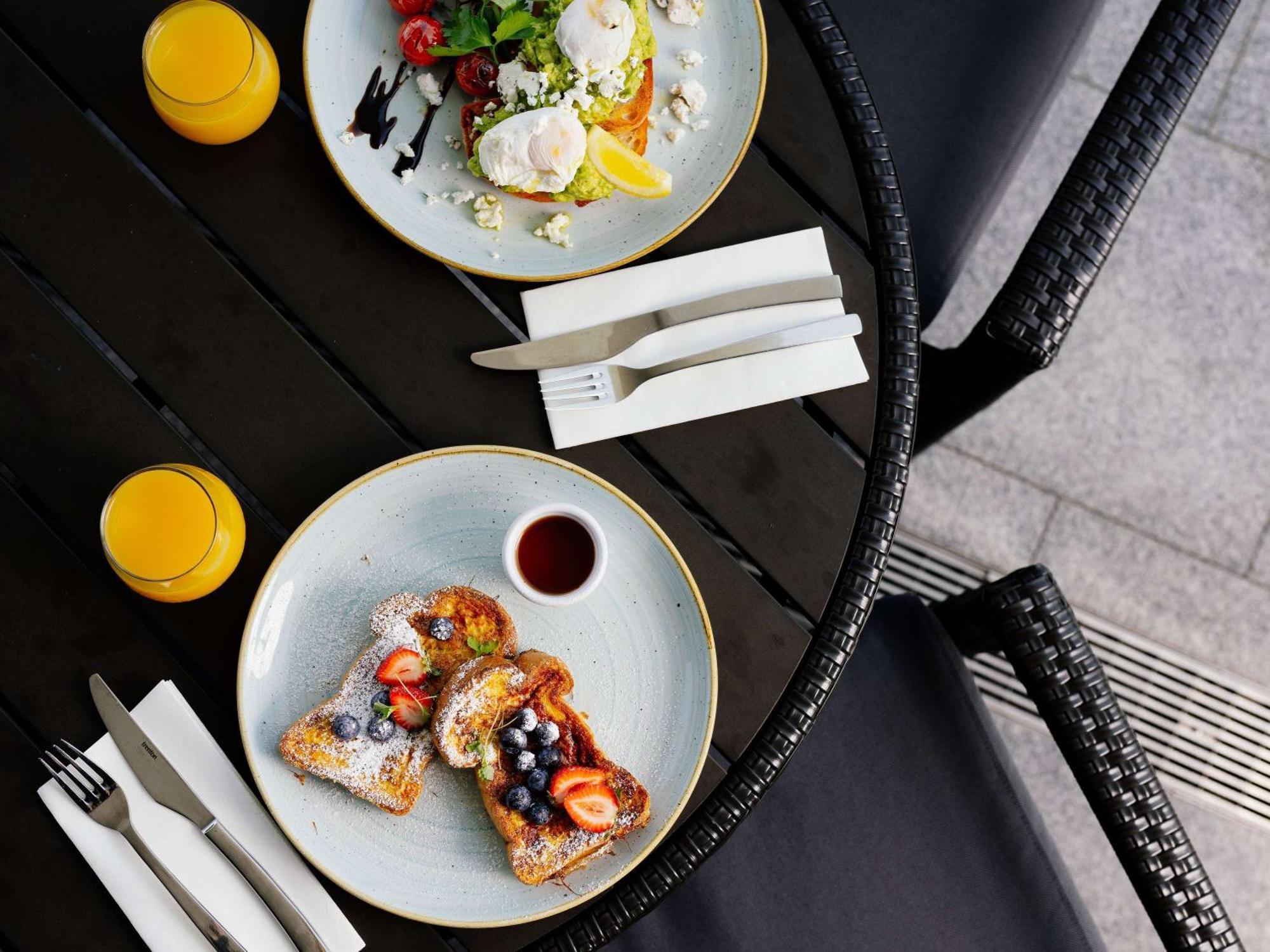 Pullman Brisbane Airport Hotel Bagian luar foto Breakfast at the hotel