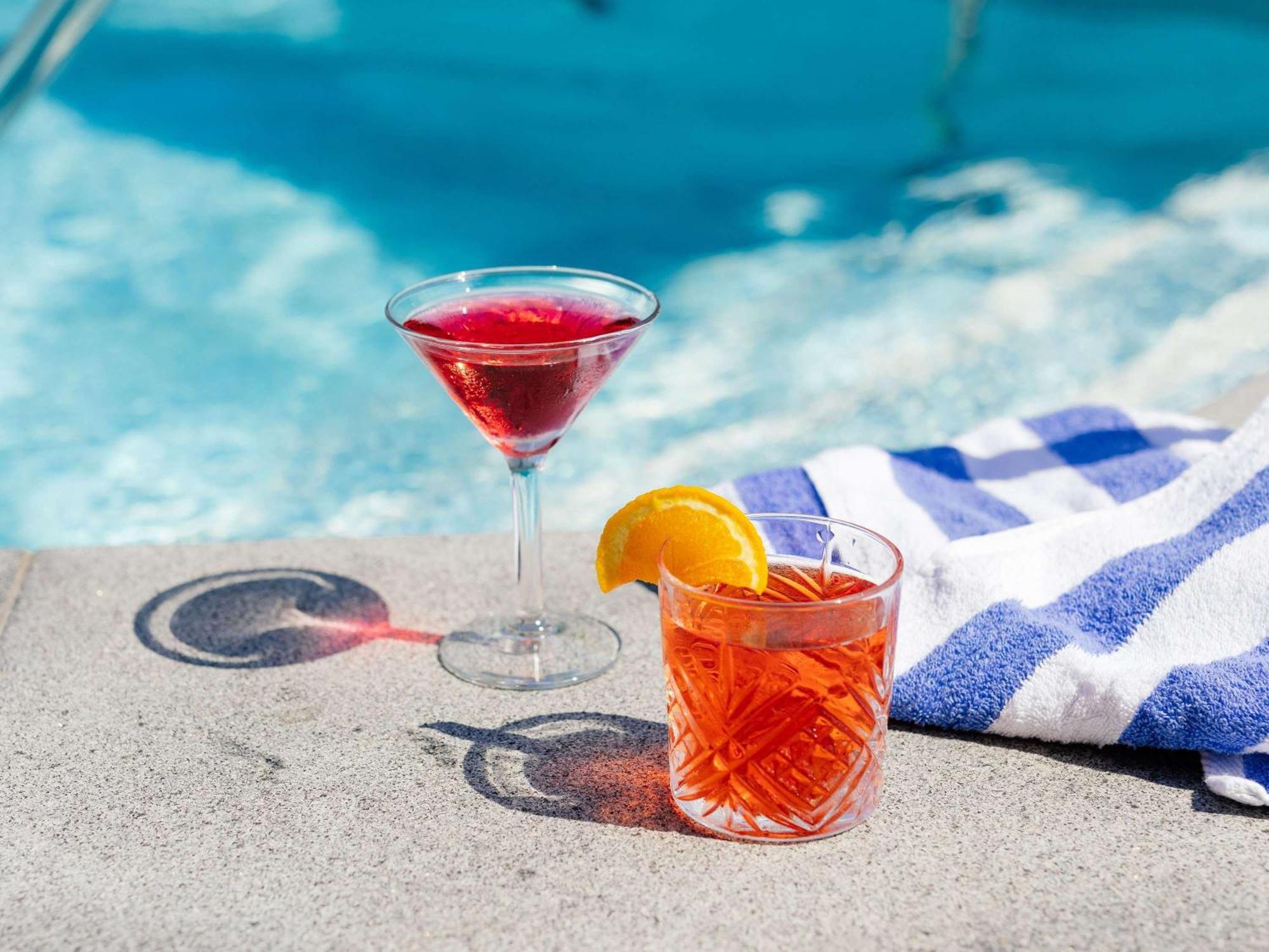 Pullman Brisbane Airport Hotel Bagian luar foto A cosmopolitan (left) and a Negroni (right)