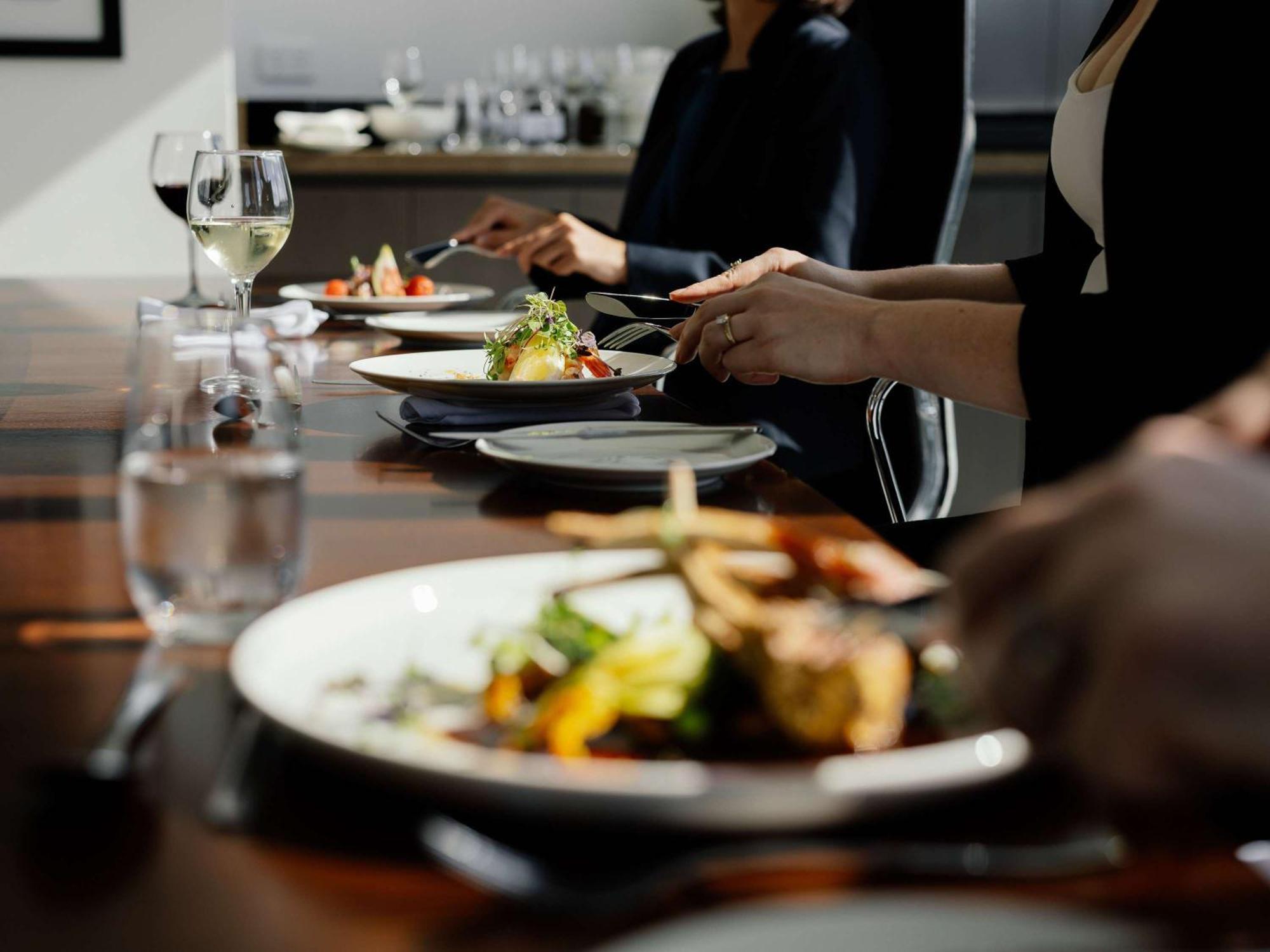 Pullman Brisbane Airport Hotel Bagian luar foto A meal at a restaurant