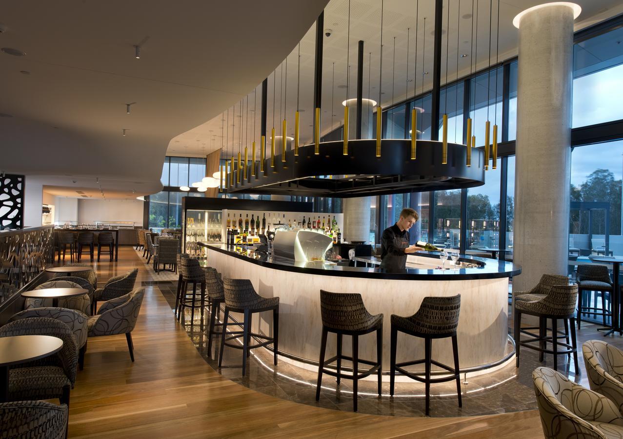 Pullman Brisbane Airport Hotel Bagian luar foto The bar at the London Hilton on Park