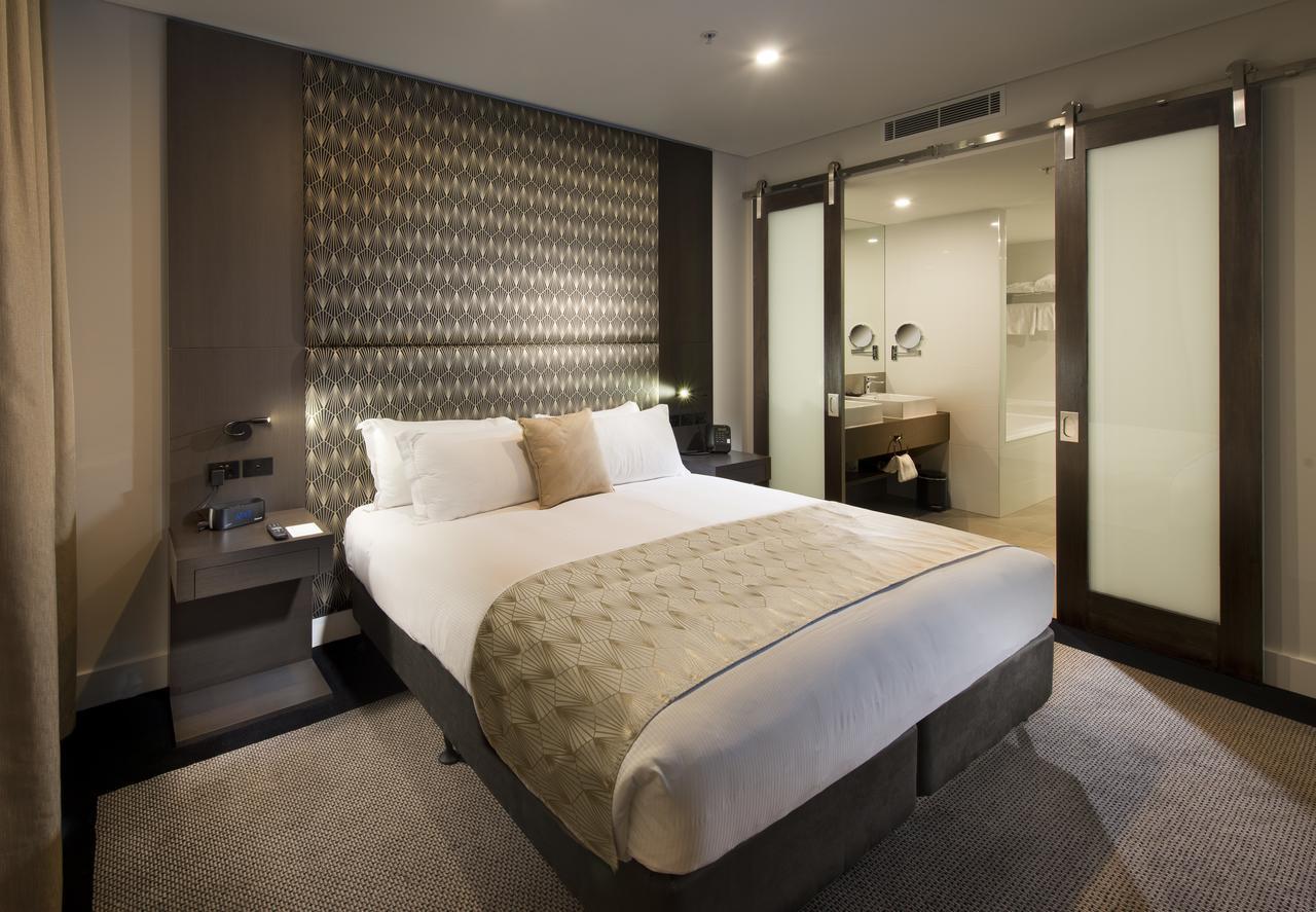 Pullman Brisbane Airport Hotel Bagian luar foto A bedroom at the hotel