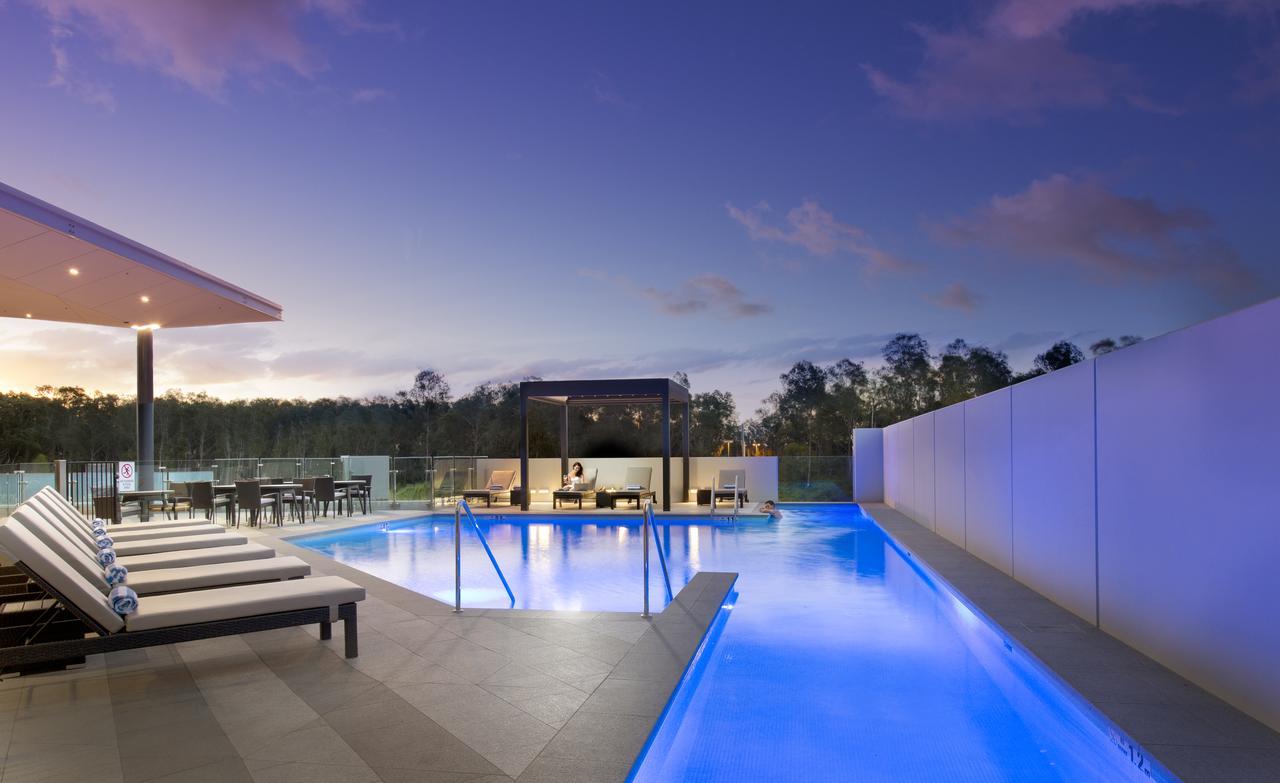 Pullman Brisbane Airport Hotel Bagian luar foto The pool at the home of Australian cricket player Glenn McGrath
