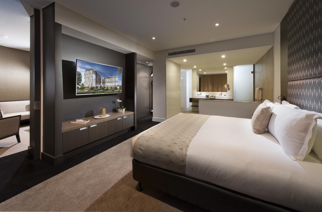Pullman Brisbane Airport Hotel Bagian luar foto A bedroom at the hotel