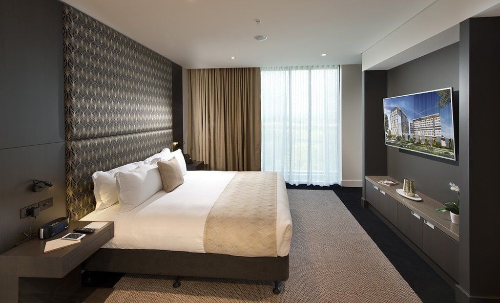 Pullman Brisbane Airport Hotel Bagian luar foto A bedroom at the hotel