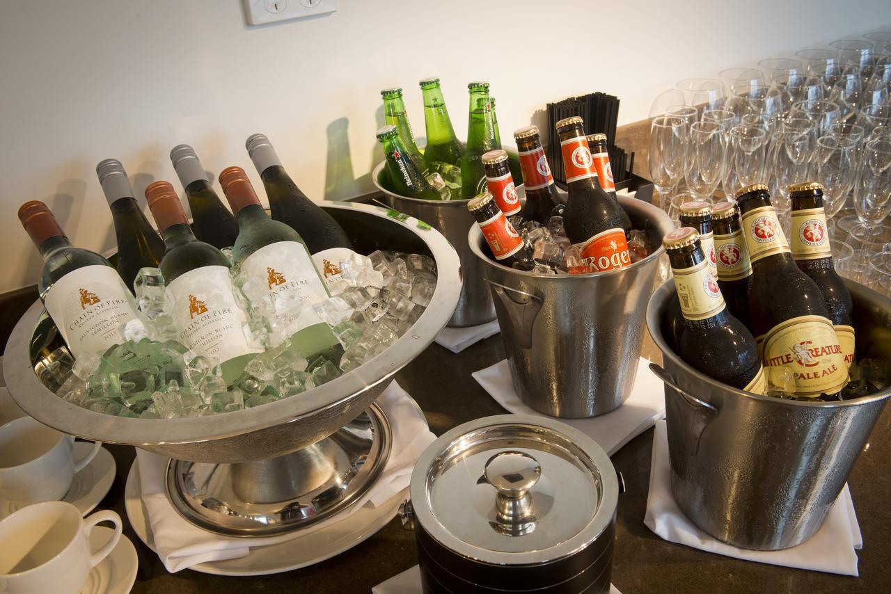 Pullman Brisbane Airport Hotel Bagian luar foto Beer and wine on ice