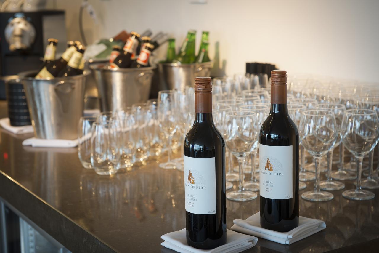 Pullman Brisbane Airport Hotel Bagian luar foto Two bottles of wine