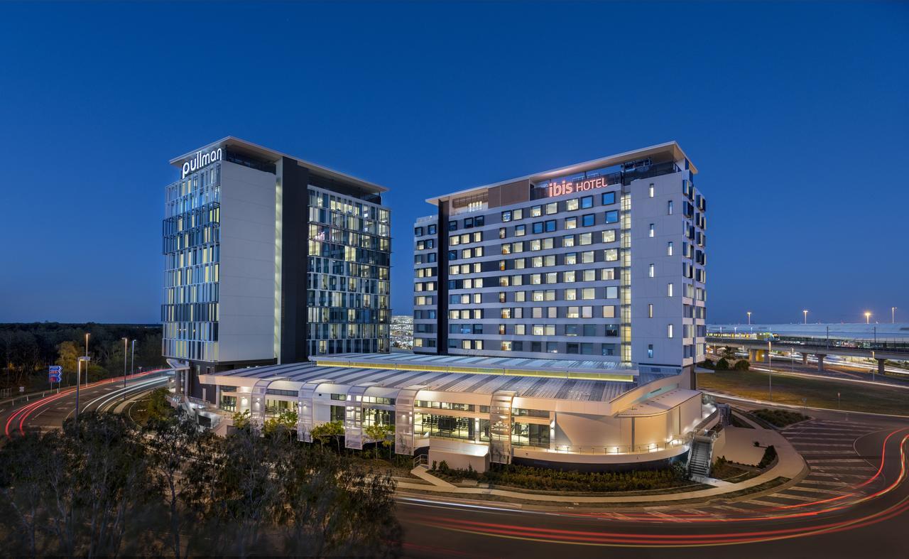 Pullman Brisbane Airport Hotel Bagian luar foto The hotel at night