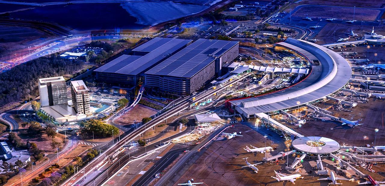 Pullman Brisbane Airport Hotel Bagian luar foto Aerial view of the airport at night