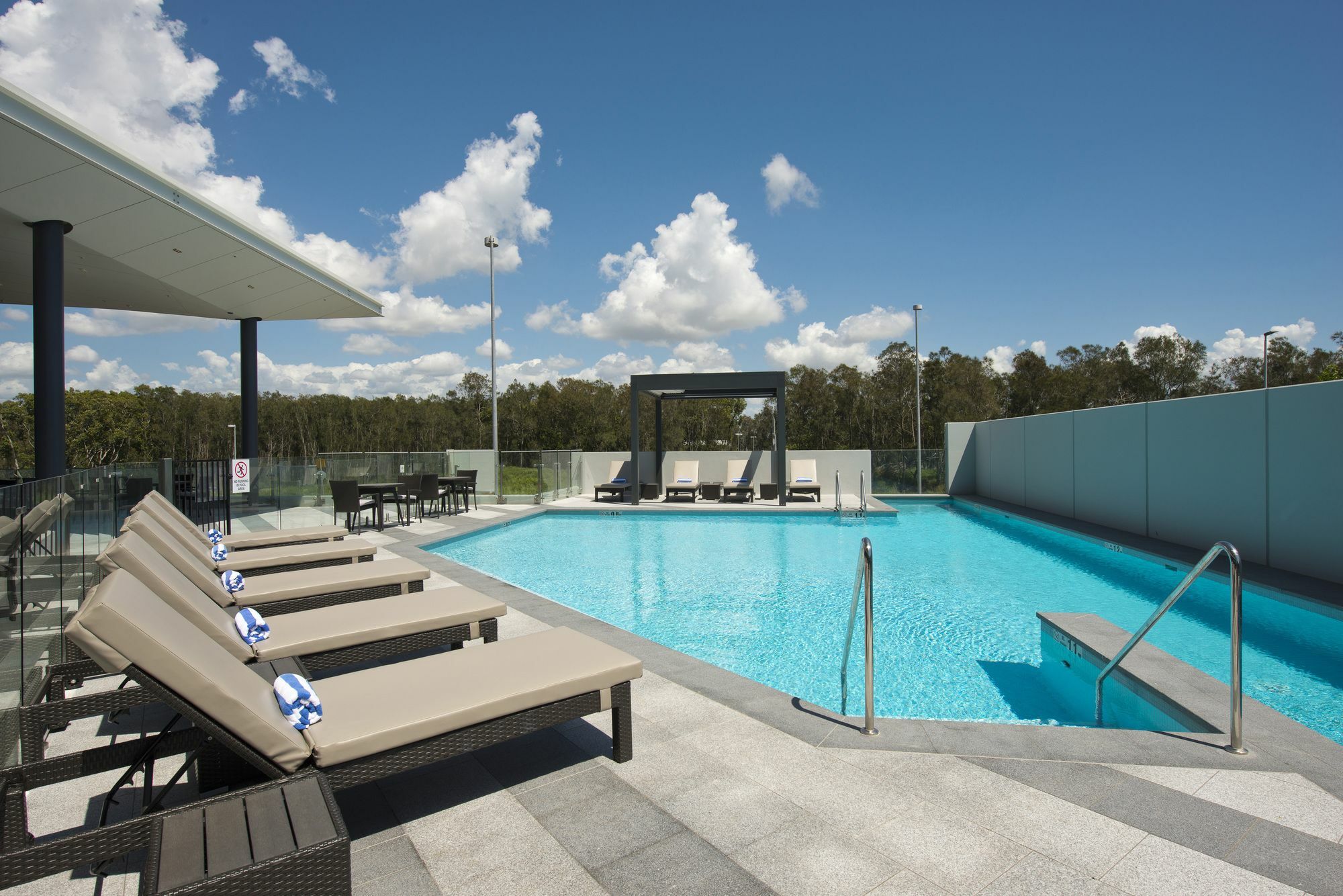 Pullman Brisbane Airport Hotel Bagian luar foto The rooftop pool at the Emporium Hotel South Bank