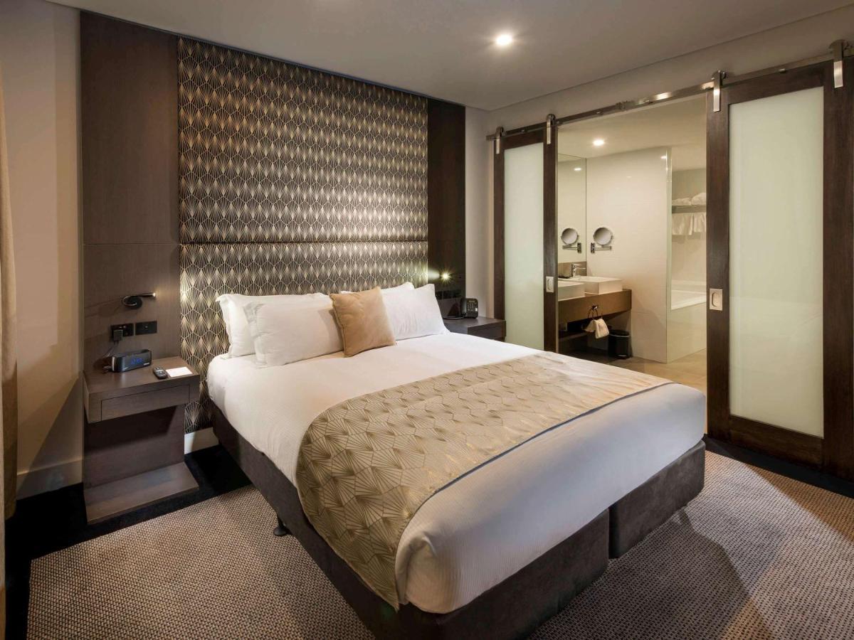 Pullman Brisbane Airport Hotel Bagian luar foto A bedroom at the hotel